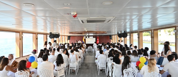 Comunidad colombiana en Estambul celebró el 20 de julio en las aguas del Bósforo